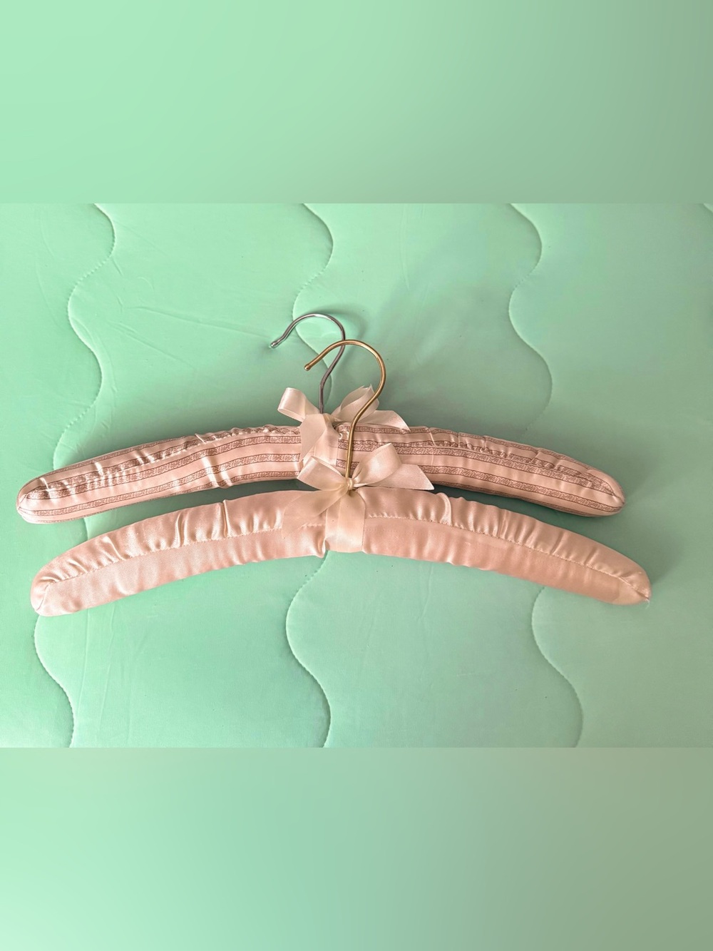 Vintage Padded Satin Hangers Set of 2 Beige OSB - Picture 1 of 4